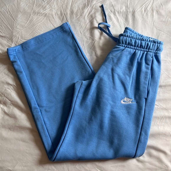 Nike Women’s Sweatpants - Picture 1 of 2